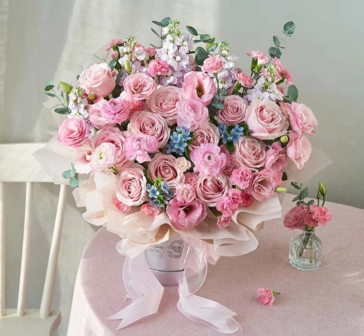 温柔守护/鲜花抱抱桶，粉色玫瑰11枝，粉色多头康乃馨8枝