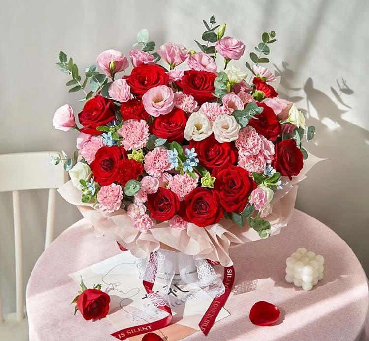幸福时光/鲜花抱抱桶，红玫瑰11枝，粉色及红色康乃馨多枝