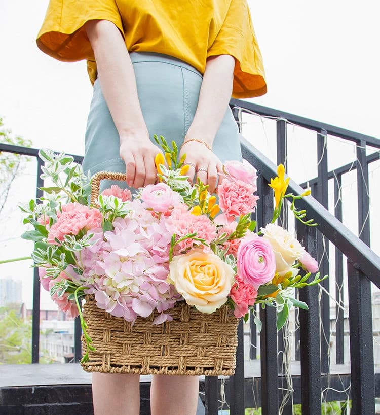 粉色康乃馨、粉绣球、香槟玫瑰、洋牡丹、黄色香雪兰